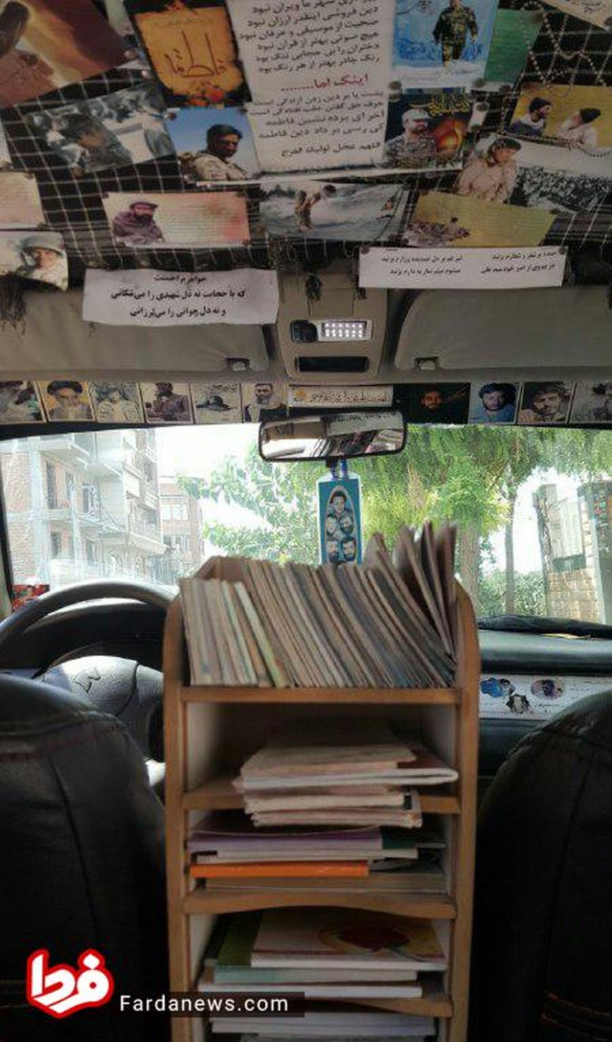 عکس: این راننده تاکسی دغدغه کتابخوانی مسافرانش را دارد