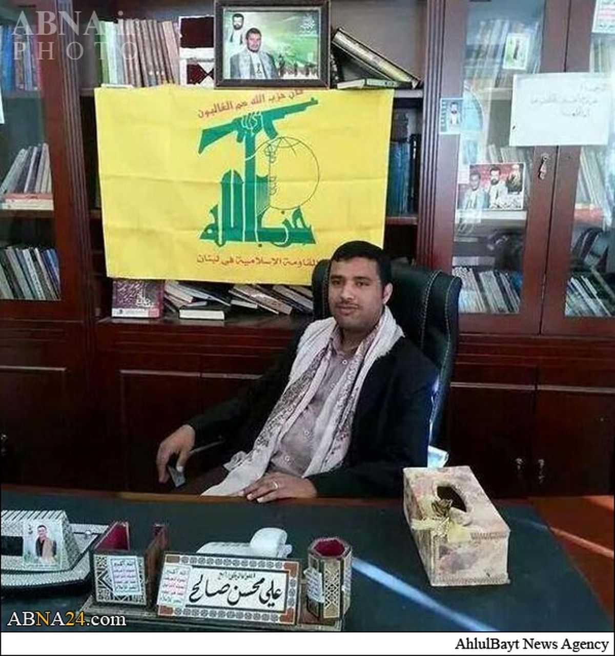 پرچم حزب الله دردفتر یک رهبرحوثی/عکس