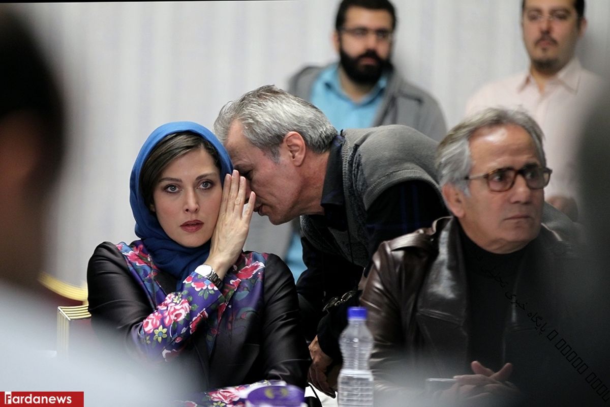 عکس: حرف درگوشی با خانم بازیگر