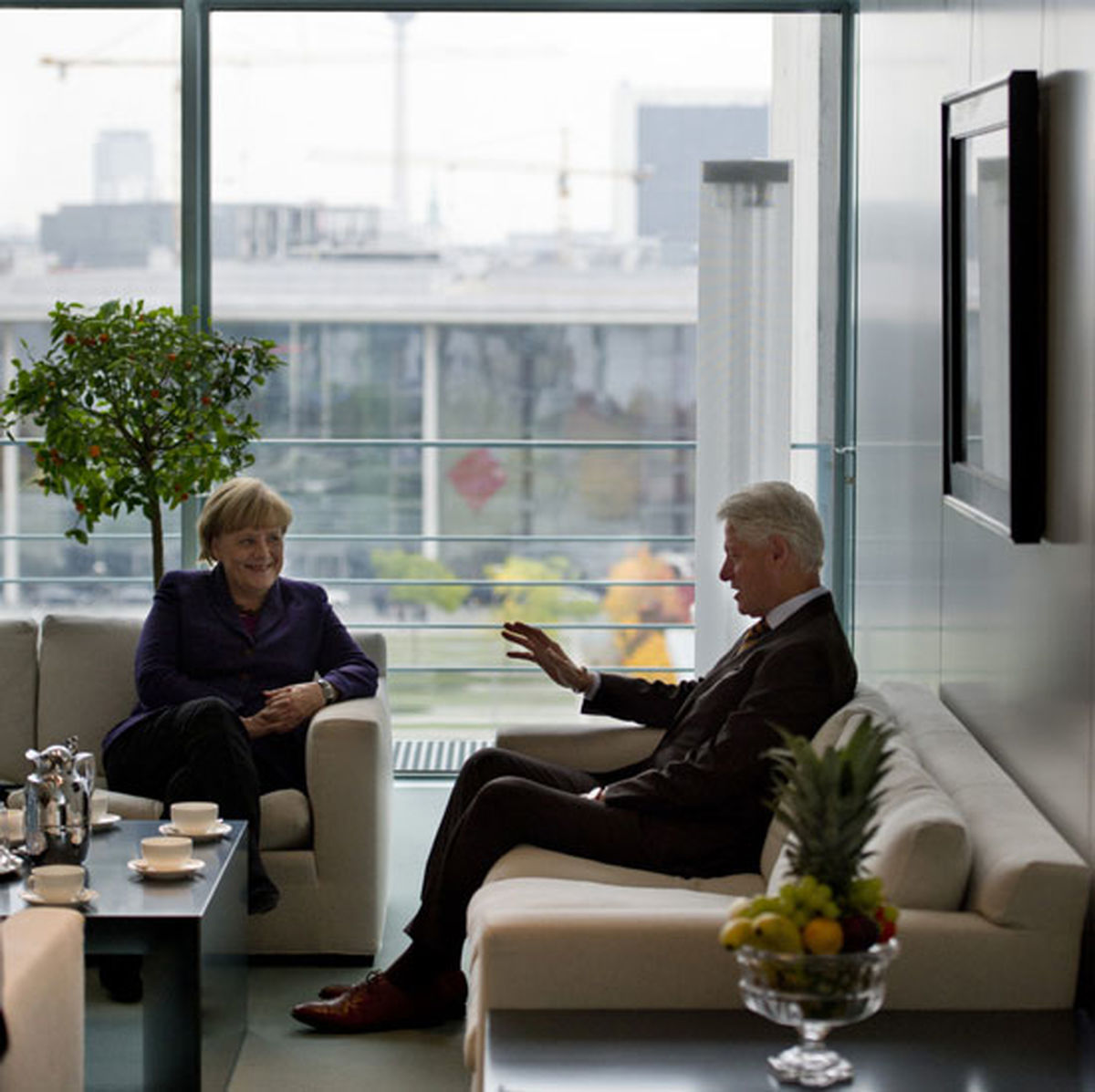 عکس/کلینتون در دفتر کار خانم مرکل