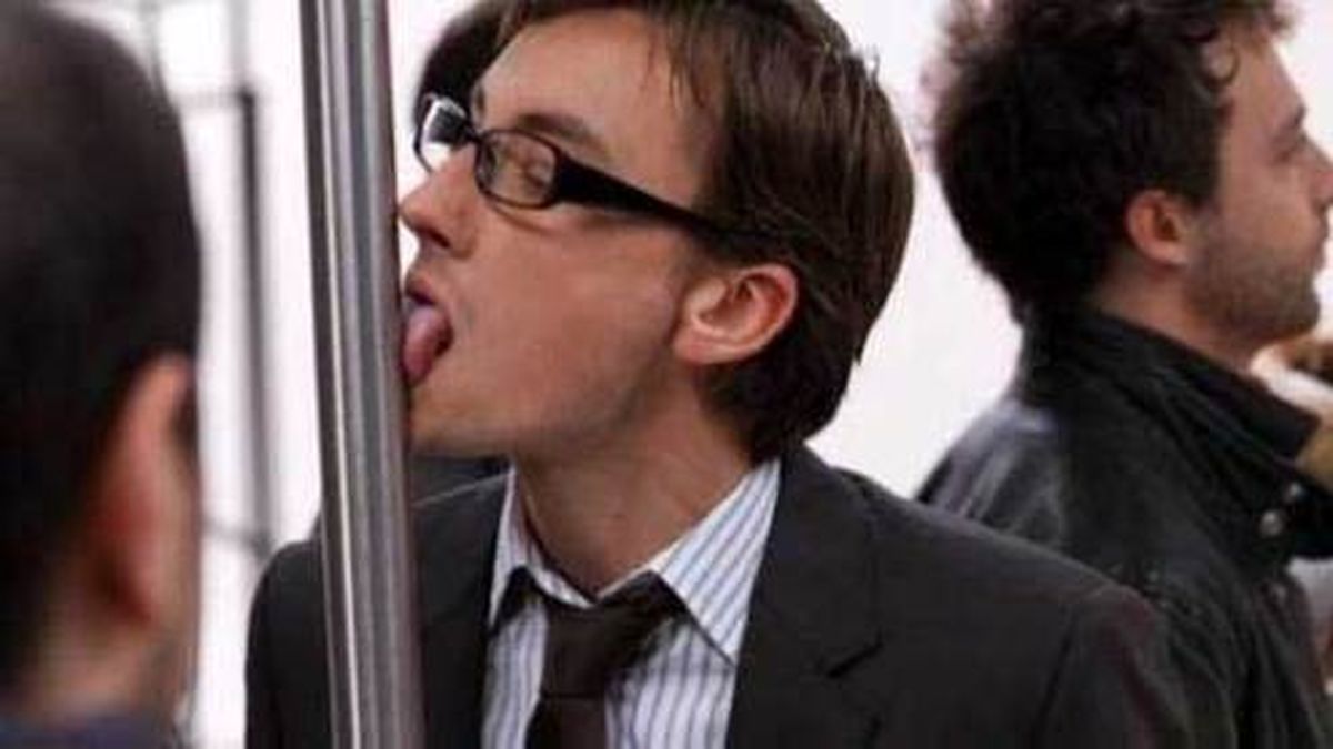 تصاویر: چالش لیس زدن میله علیه کرونا در فرانسه!