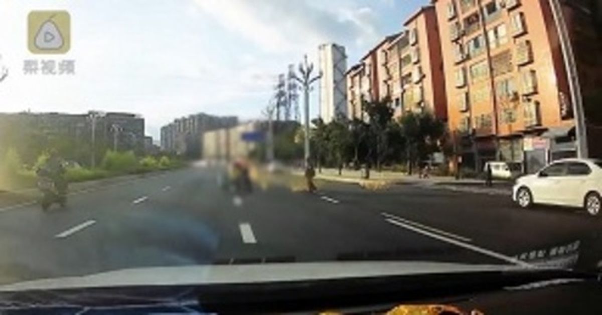 اقدام احمقانه زن سالخورده در وسط خیابان! +فیلم