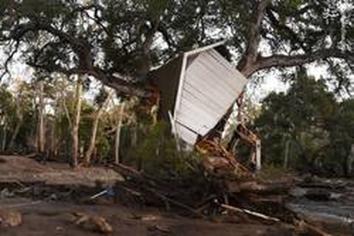 عکس: خانه‌ای که از جا کنده شد!