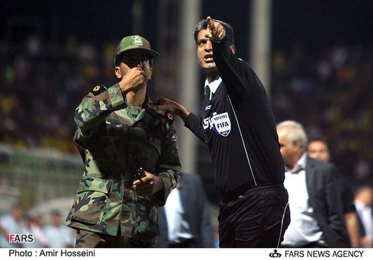 عکس/لحظه خبر داور به حراست ورزشگاه