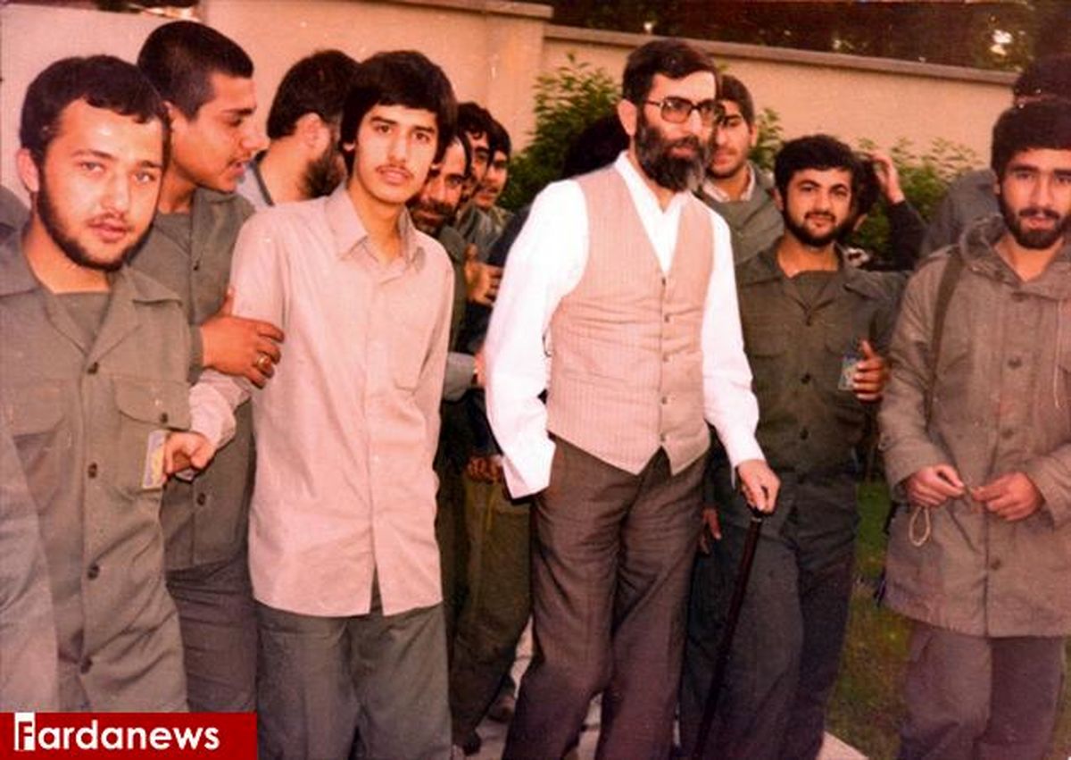 عکس: جلیقه خاص آیت الله خامنه‌ای