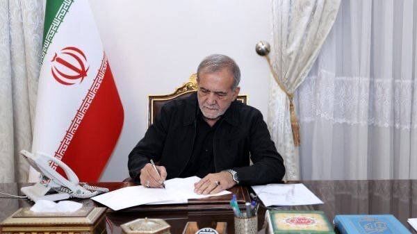 پزشکیان: همگرایی مردم و هنرمندان ستودنی‌ است 