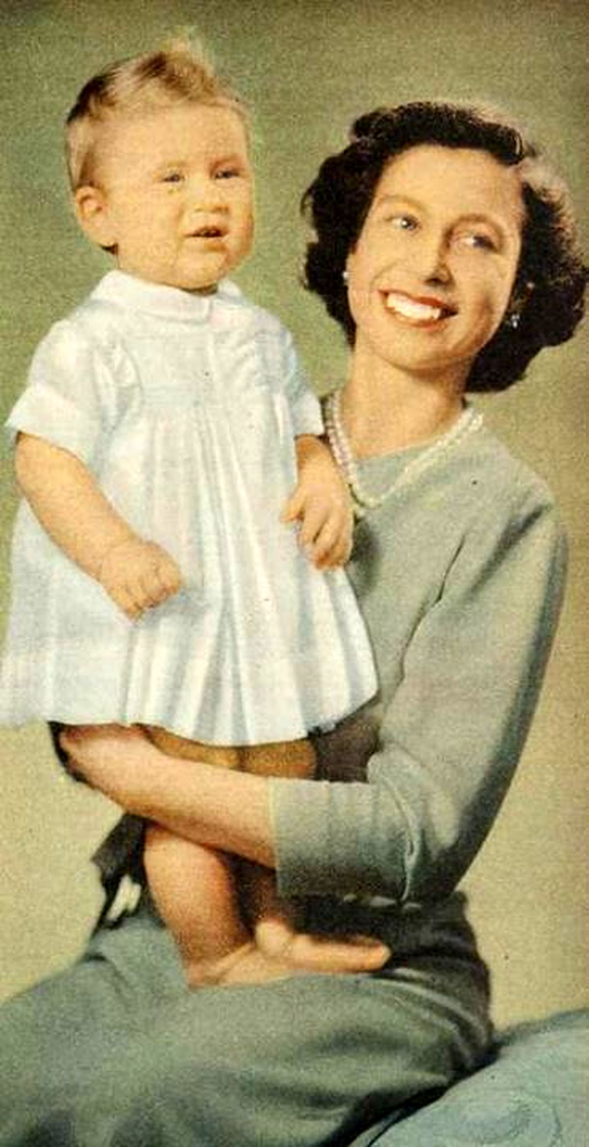 ولیعهد در آغوش ملکه انگلیس/عکس