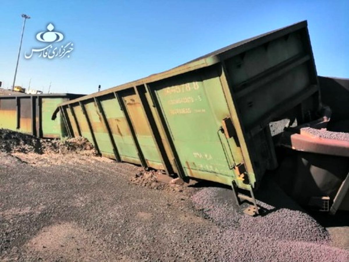 خروج ۴ واگن باری حامل سنگ‌آهن صبح امروز از خط +عکس