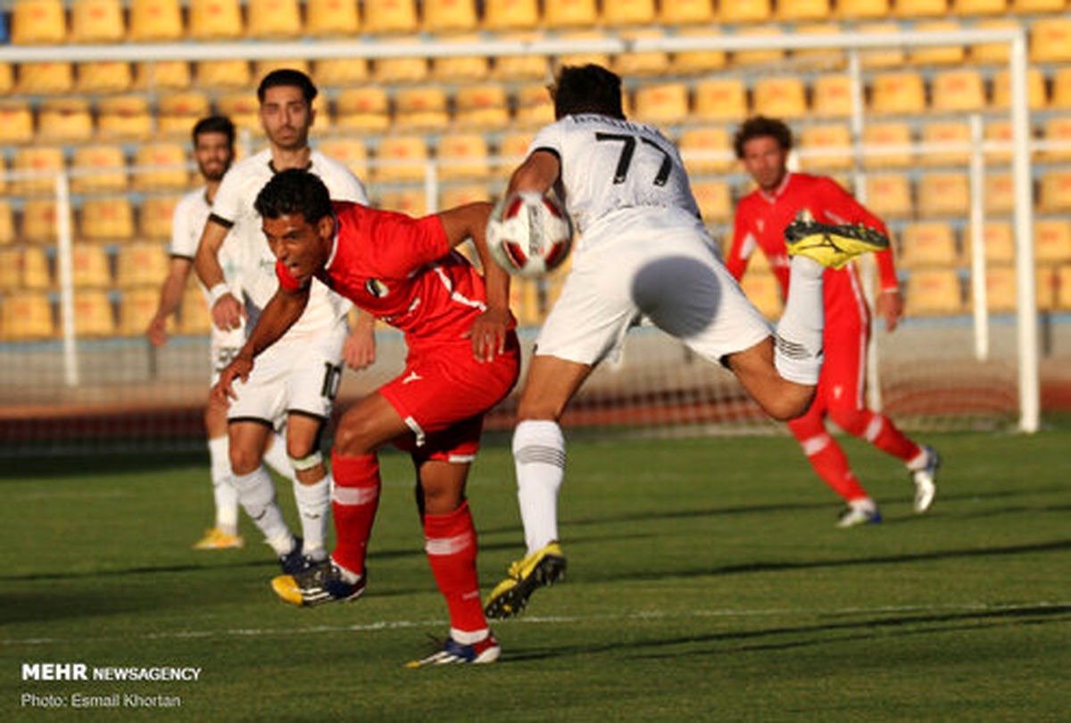 تصاویر: وقتی بازیکن سیرجانی پس از برخورد با حریف خنده اش می گیرد!