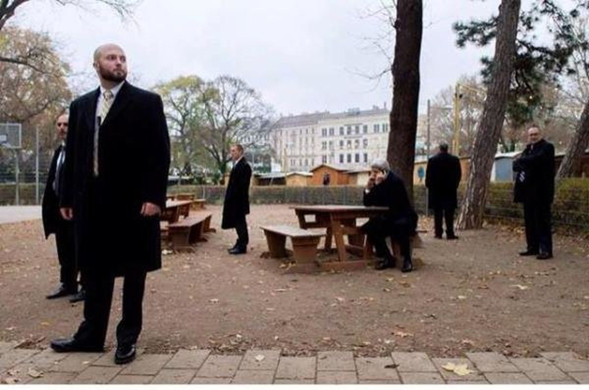 کری و روزهای حساس/عکس