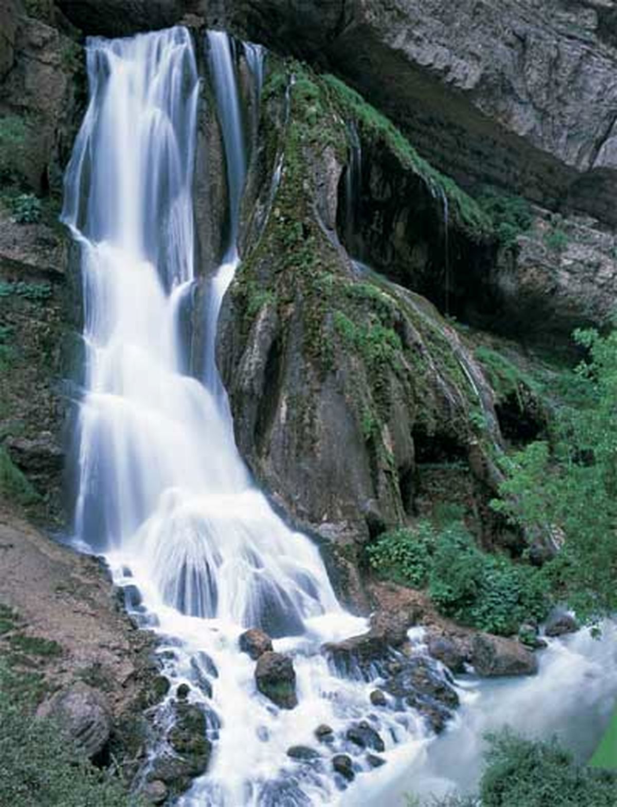 عکس/ آبشاری زییا در استان لرستان