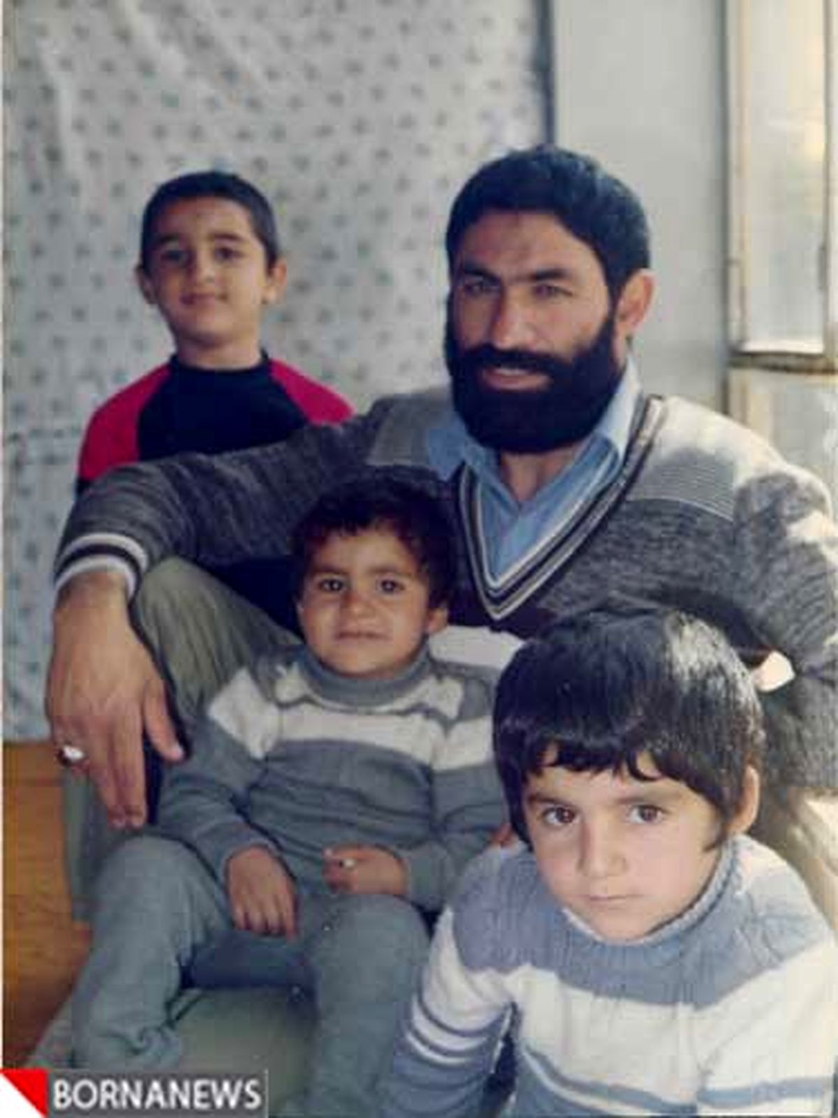 شهید سردارشوشتری درکنارفرزندان/عکس