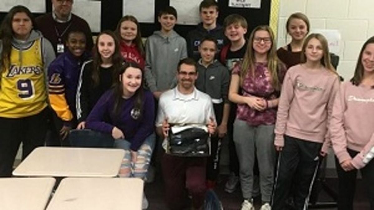 اقدام زیبای دانش آموزان، اشک معلم را درآورد! +عکس و فیلم