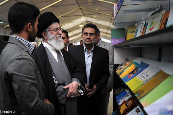 تصاویر/بازديد رهبر انقلاب از نمايشگاه كتاب