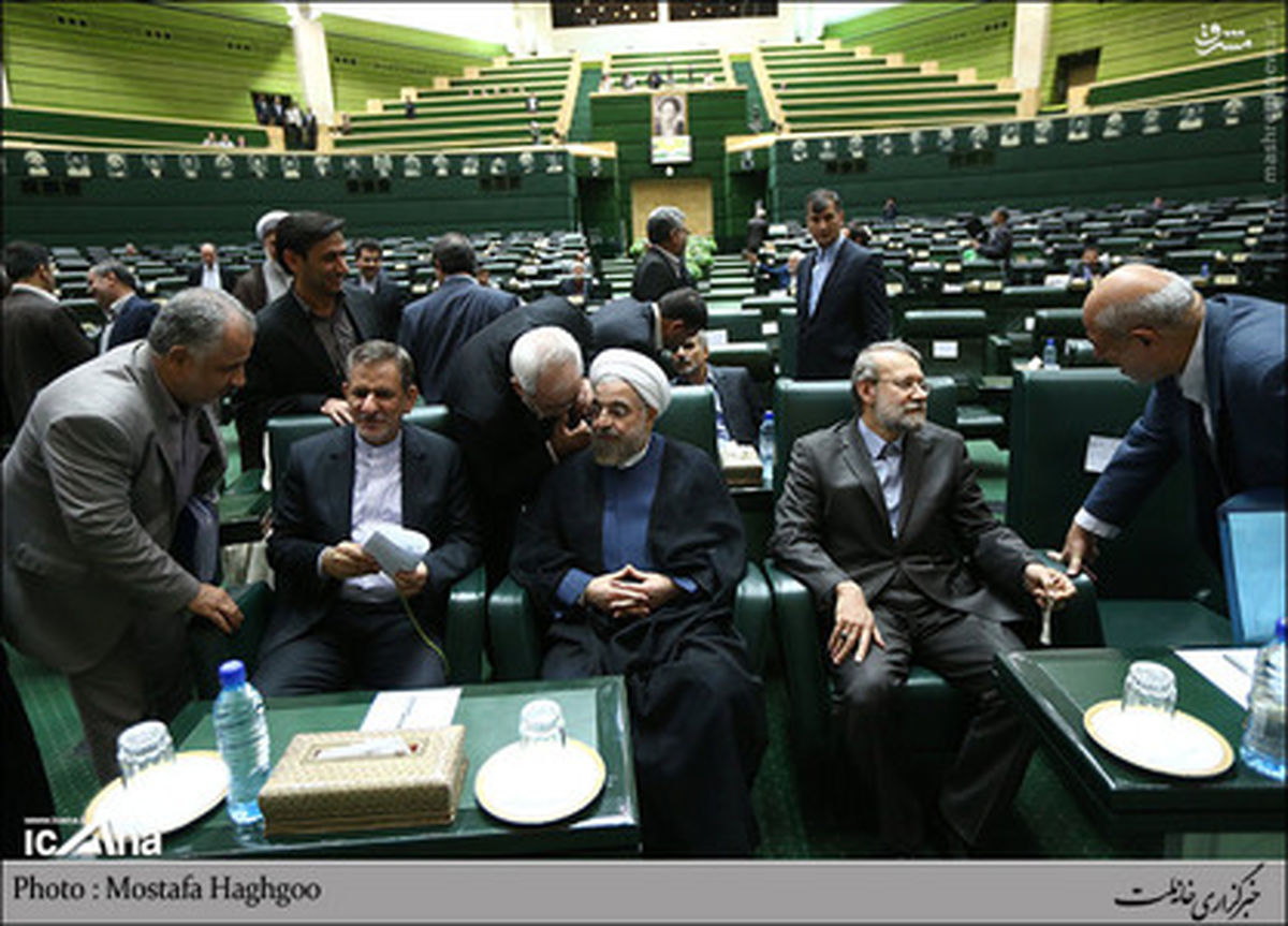 عکس/صحبت‌ درگوشی ظریف با روحانی