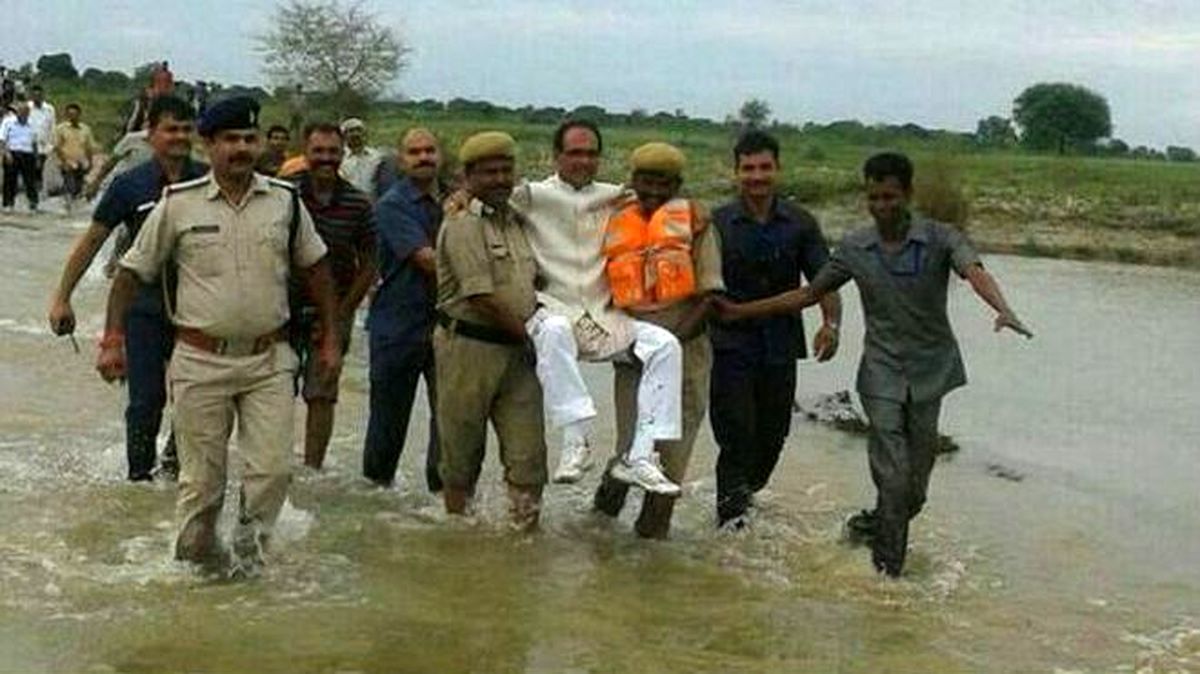 جنجال بازدید آقای وزیر از مناطق سیل‎زده +عکس