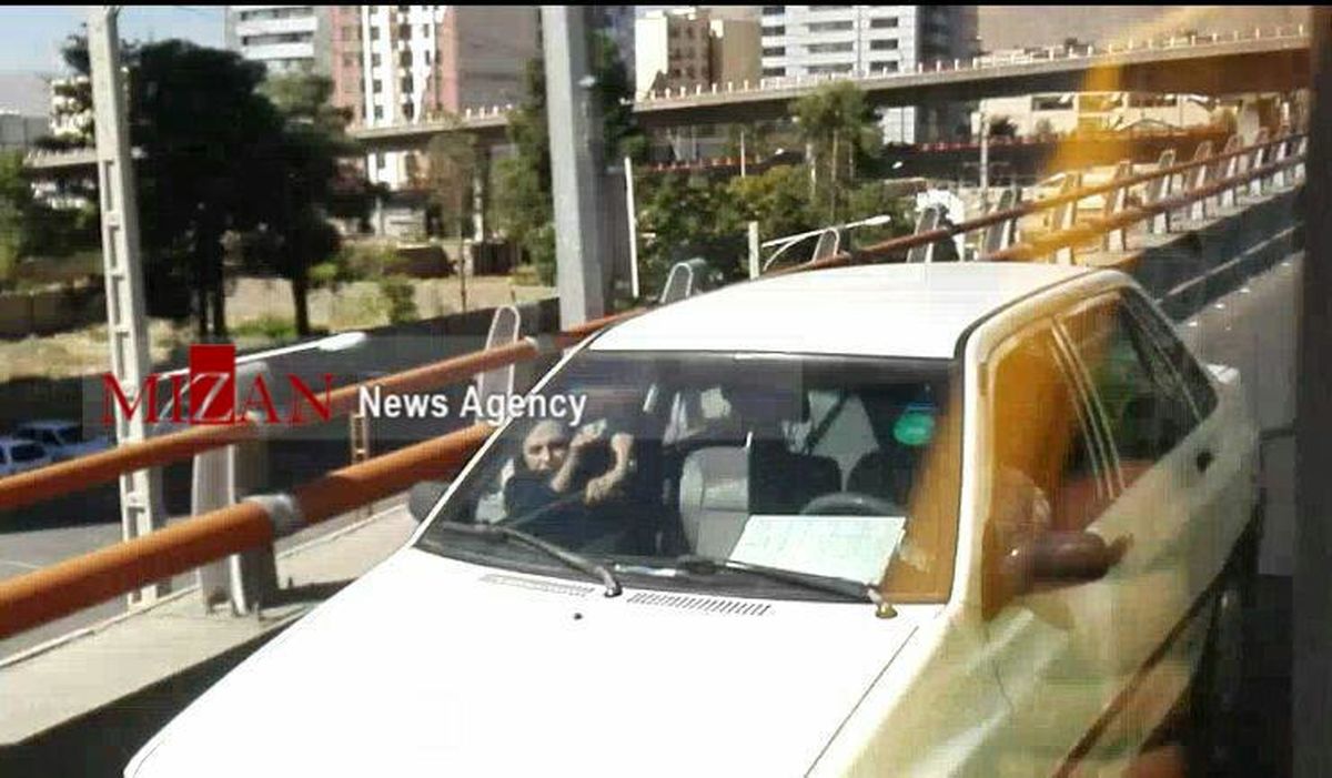 مرد عصبانی حین رانندگی زنش را به بیرون پرتاب کرد +عکس