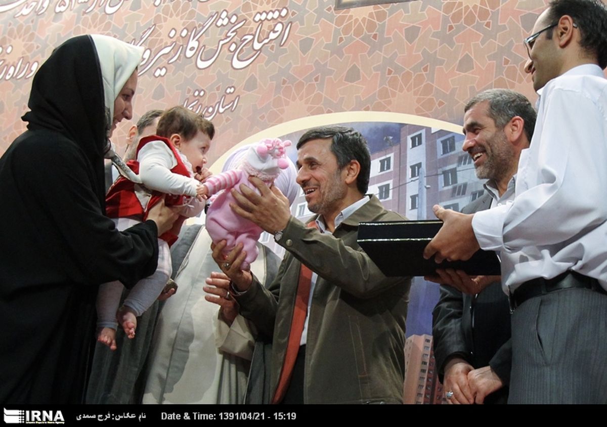 عکس/ اهدا عروسک توسط احمدی نژاد!