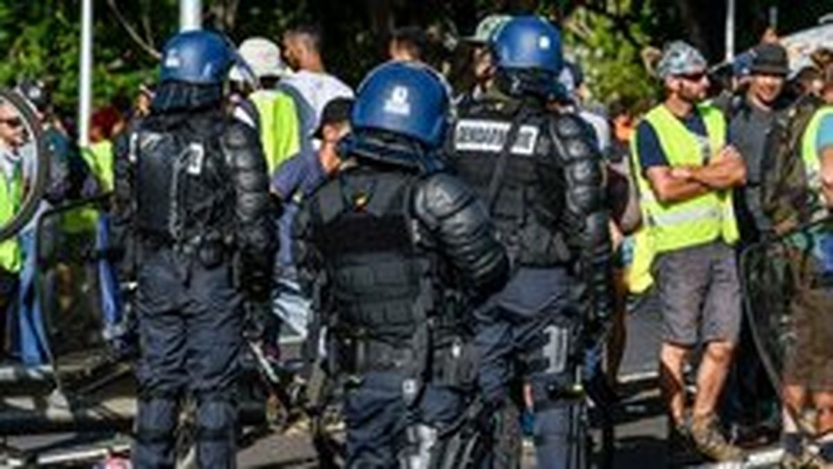 بعد از «جلیقه زردها»دولت فرانسه حالا در برابر «جلیقه آبیها» قرار دارد