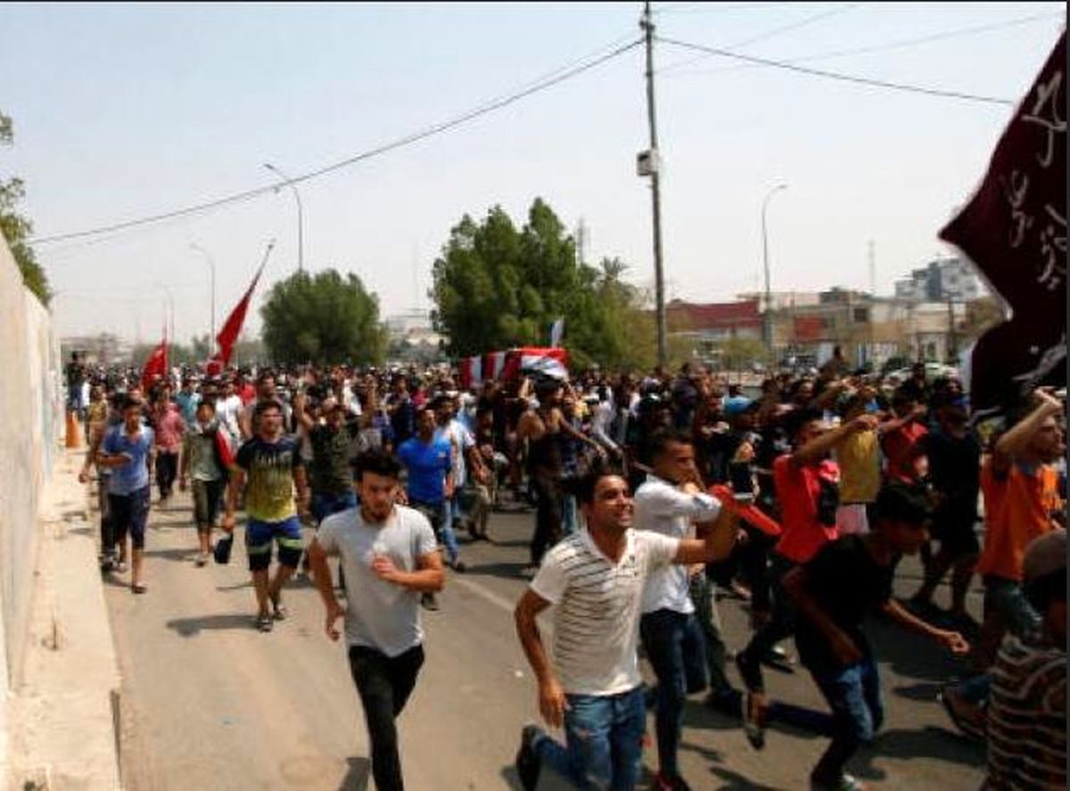 اهالی بصره از آب آلوده به ستوه آمده‌اند/در بصره چه می‌گذرد؟ / وضعیت وخیم بصره مردم را به خیابان‌ها ریخته است/مردم آب سمی می‌خورند