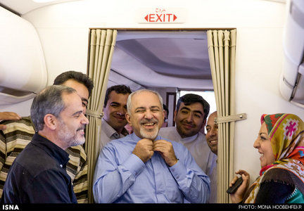 ظریف در هواپیما /تصاویر