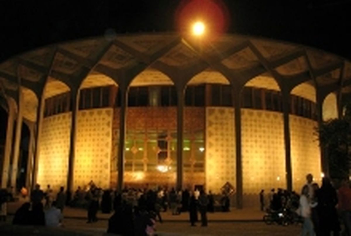 نوبت به سرقت کاشی‌های تئا‌تر شهر رسید