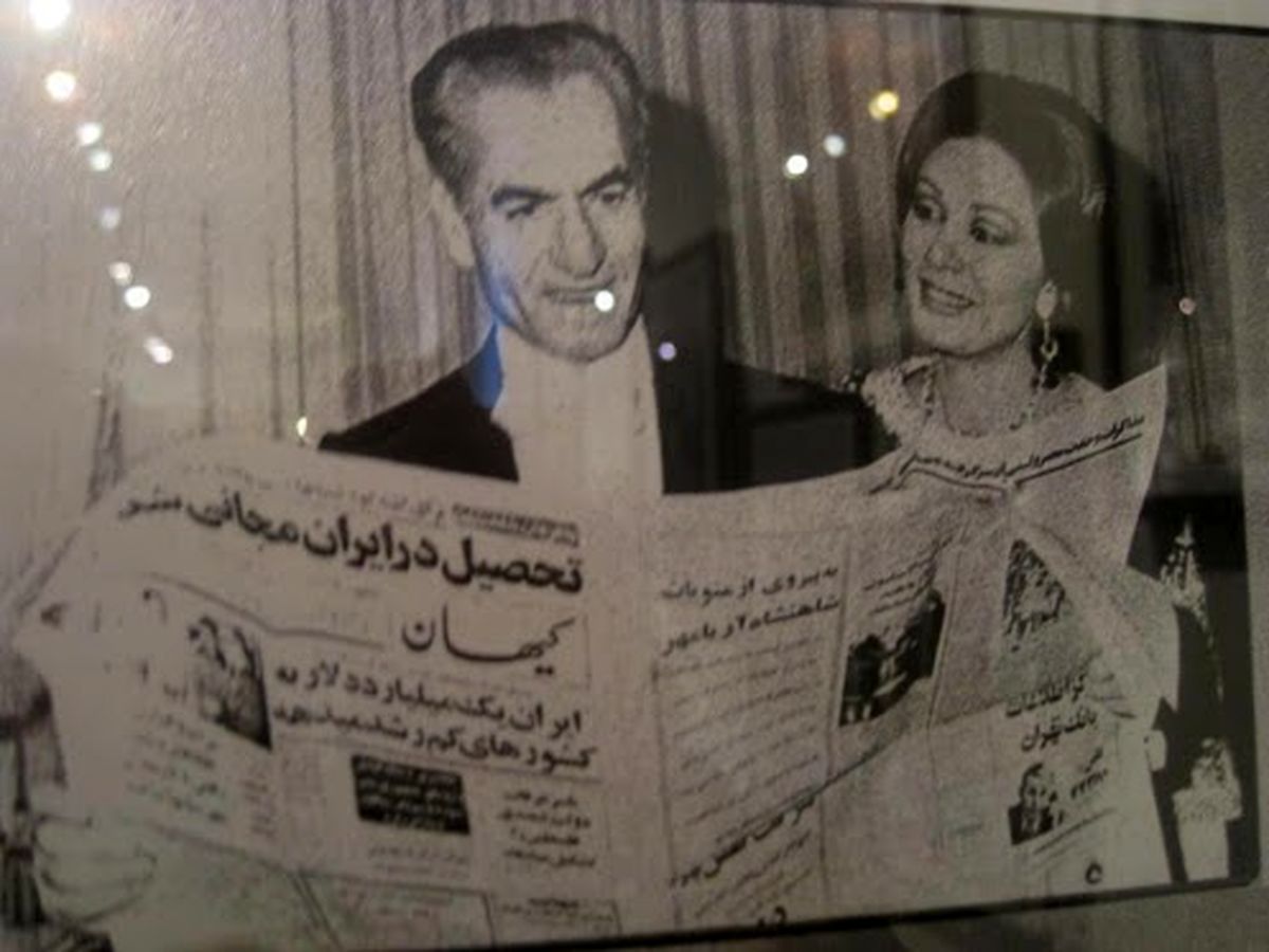 عکس/ شاه و فرح در حال خواندن کیهان
