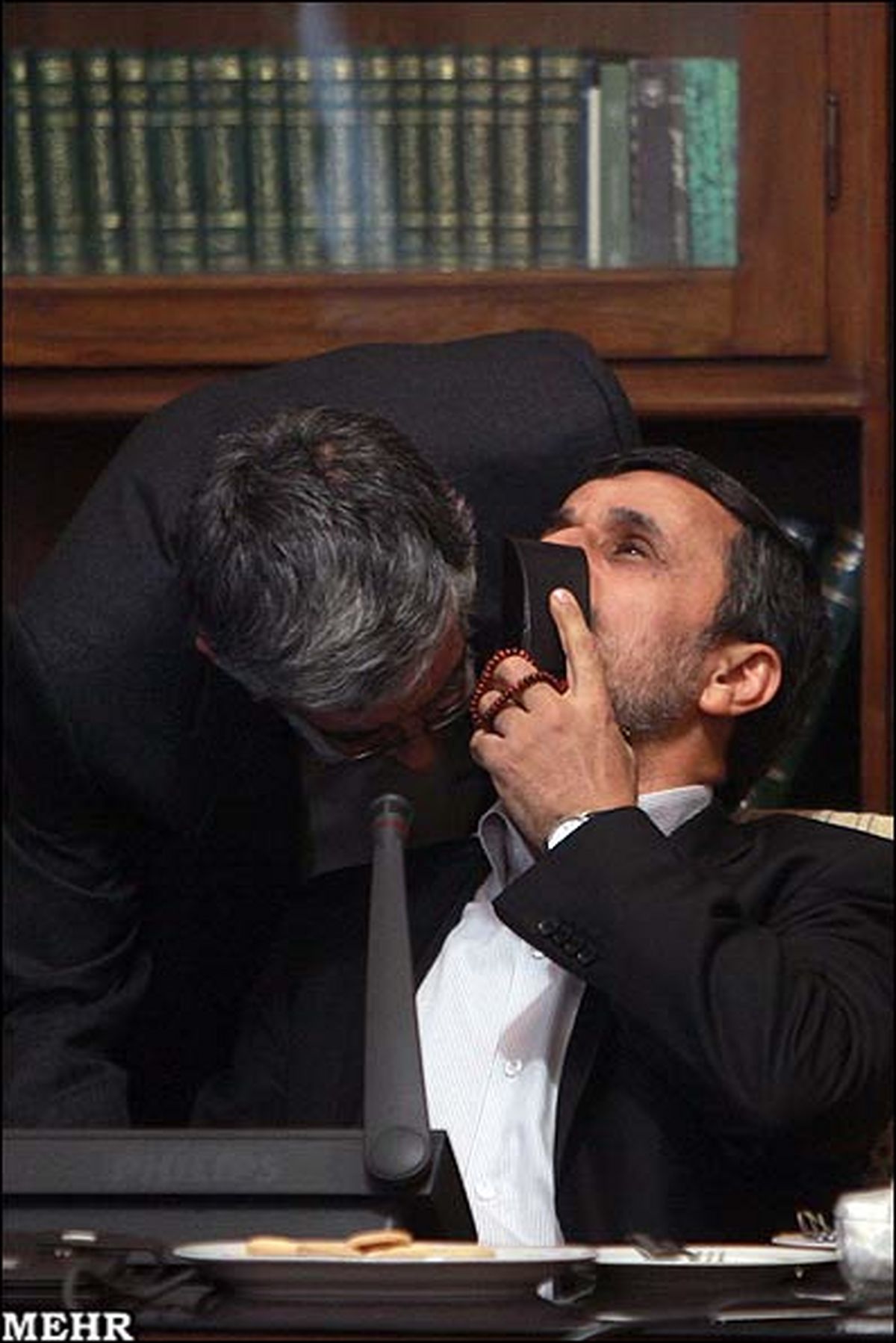 عکس/ درگوشی حداد عادل و احمدی‌نژاد