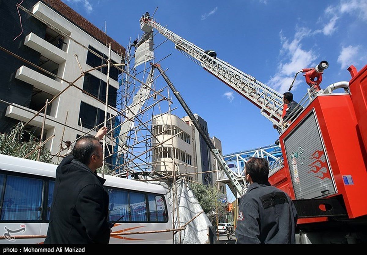 سقوط داربست بر اثر باد شدید در قم/عکس