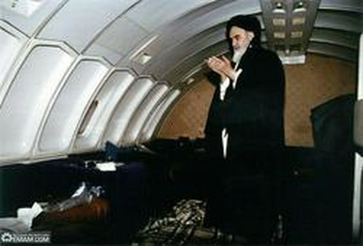عکس: نماز امام خمینی (ره) در هواپیما