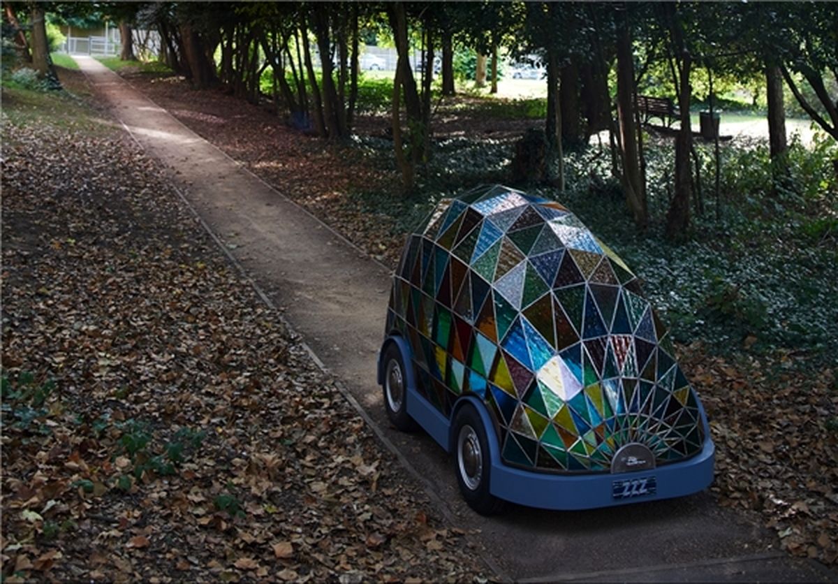 خودرویی با شیشه‌‌های رنگی/تصاویر