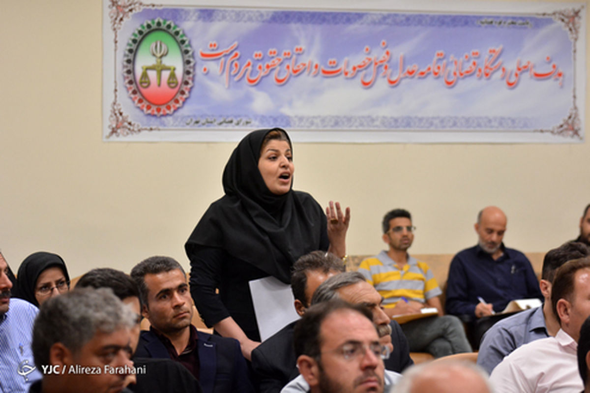 تصاویر: فریادهای یک زن در دادگاه مؤسسات غیرمجاز اقتصادی