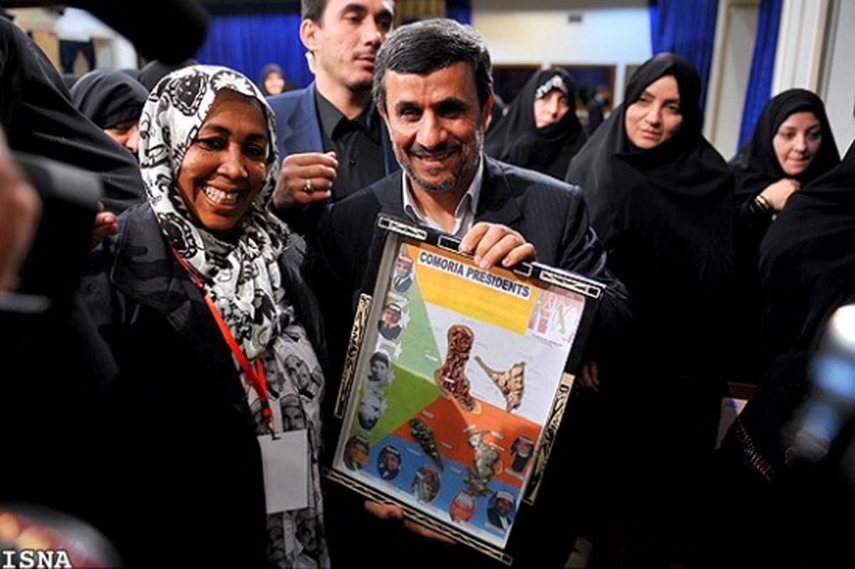 عکس/ هدیه‌ای برای احمدی‌نژاد