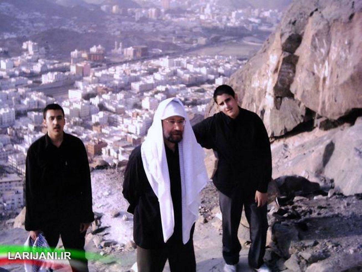 عکس: لاریجانی به همراه فرزندانش در مسیر غار حرا