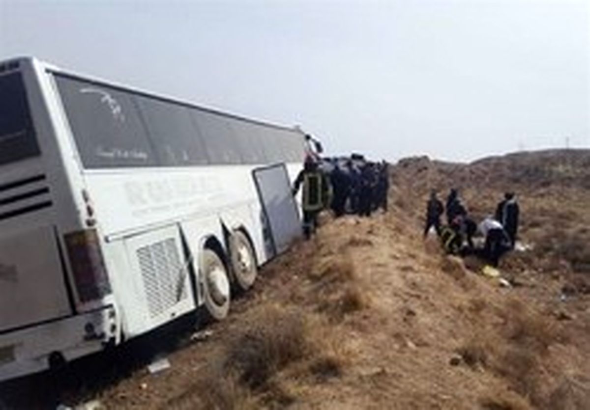واژگونی اتوبوس مشهد ـ کرمانشاه در گردنه آهوان سمنان