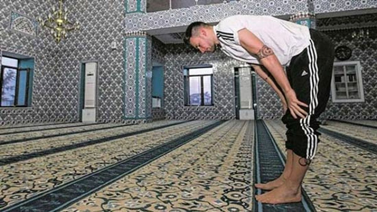 جنجال نماز خواندن فوتبالیست آلمانی +عکس