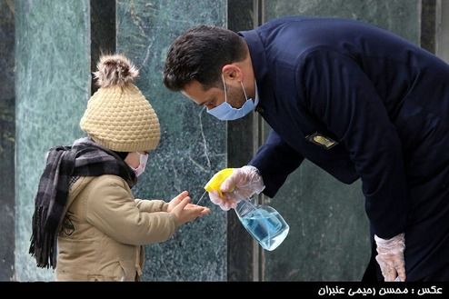 تصویری جالب از زائر خردسال حرم امام رضا علیهالسلام