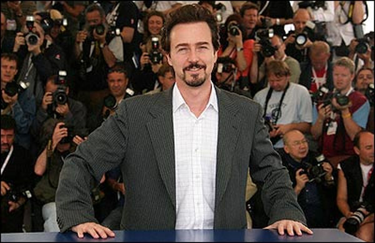 نورتن در فیلم علف بازی می‌کند