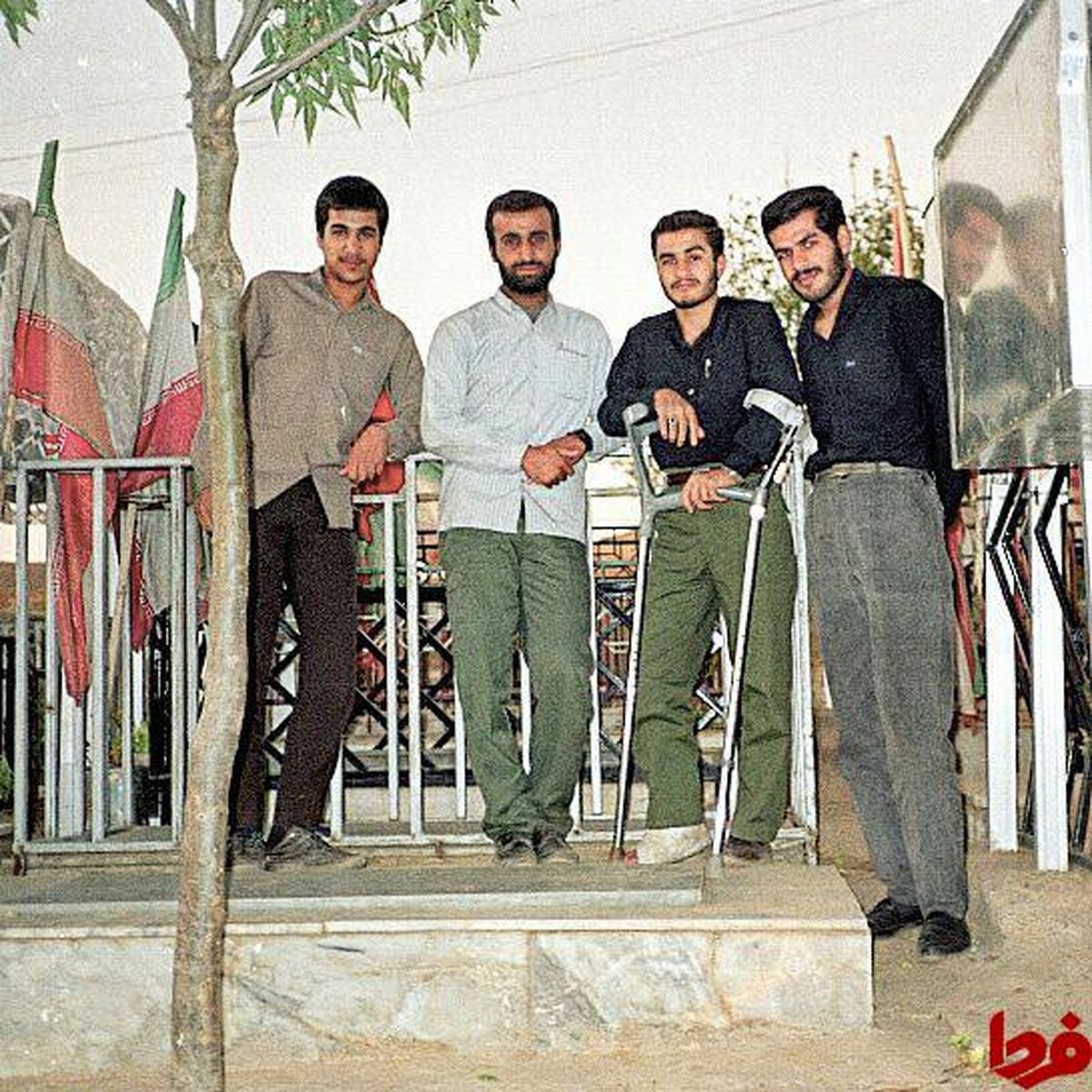 عکس: حسن عباسی در کنار مزار برادر شهید