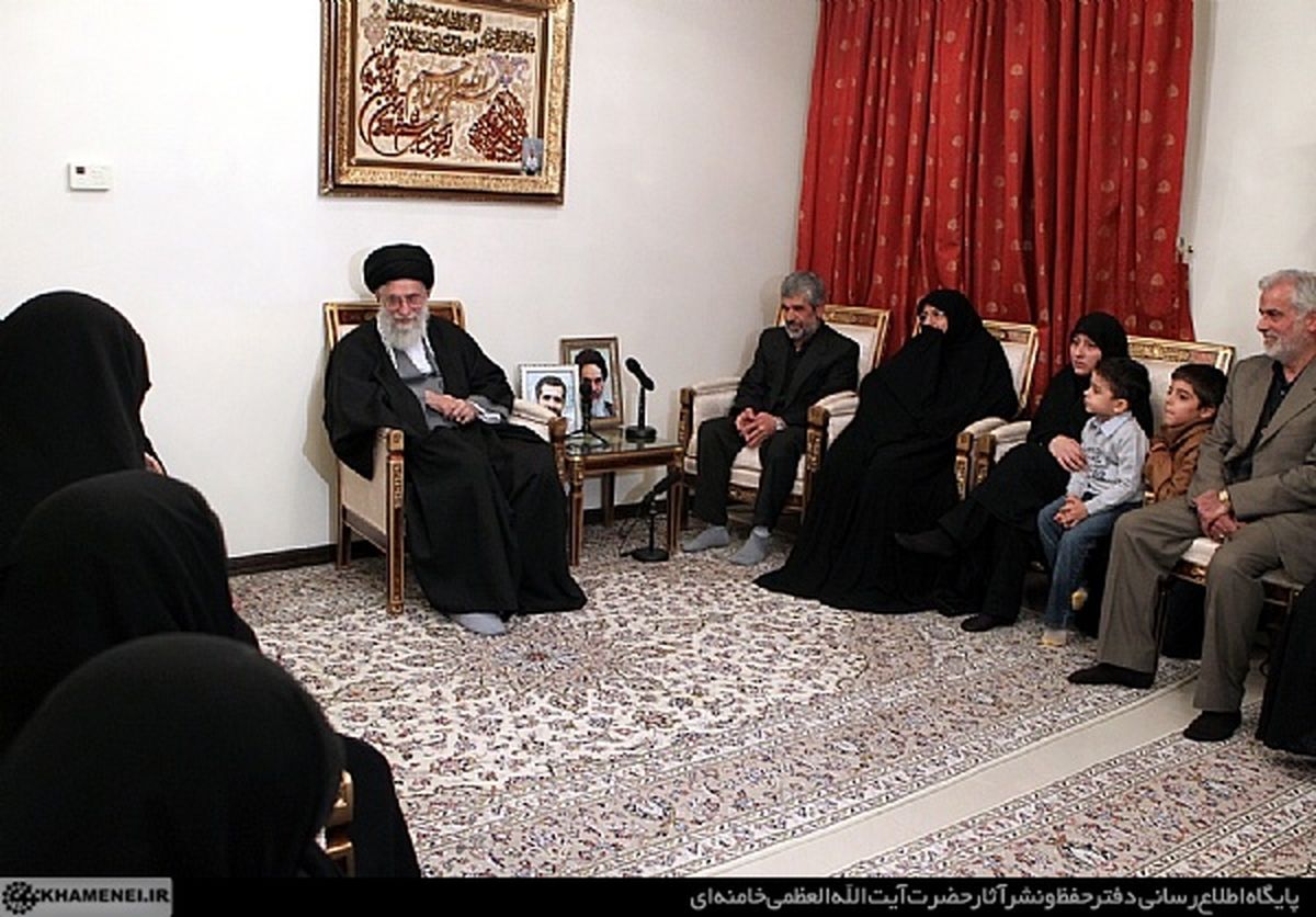 تصاویر حضور رهبر اتقلاب در منزل شهید احمدی روشن