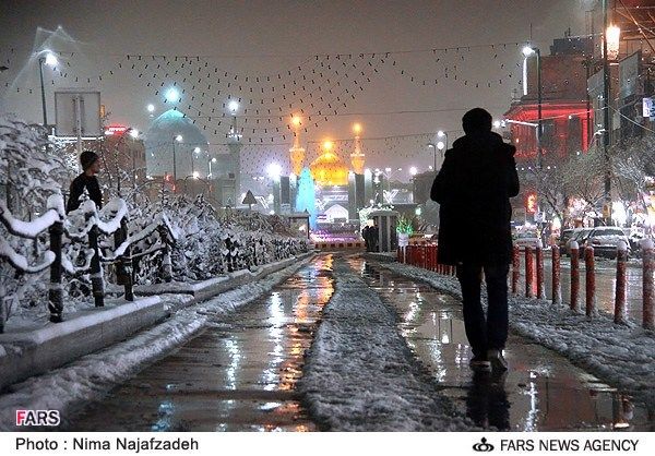 عکس/ دورنمای حرم امام رضا در شبی برفی