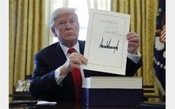 عکس: امضای ترامپ برای خروج آمریکا از برجام