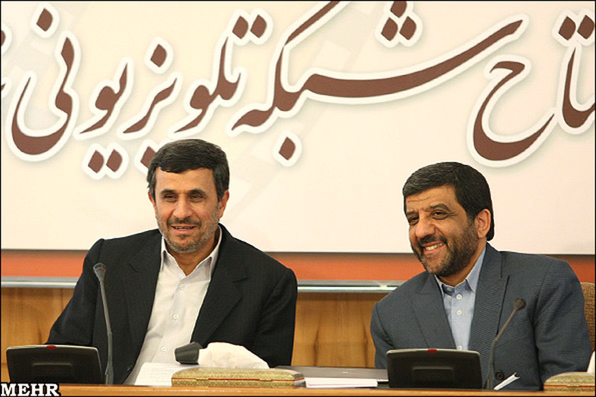 عکس/ وقتی احمدی نژاد تلویزیون نگاه می کند