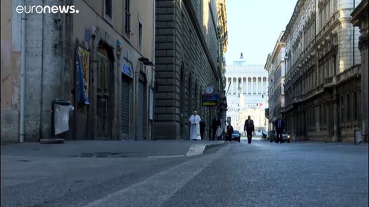 پاپ با صلیب دوران طاعون برای ایتالیا دعا کرد +فیلم