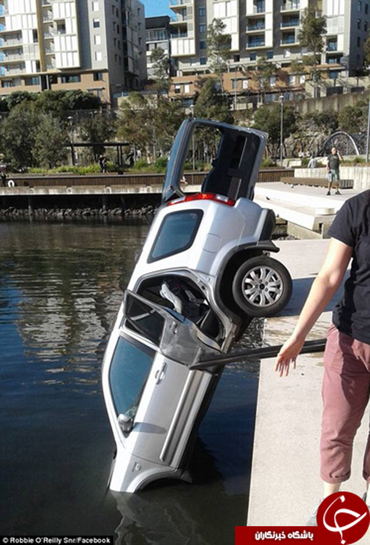 گیر کردن عجیب ماشین لبه رودخانه +تصاویر