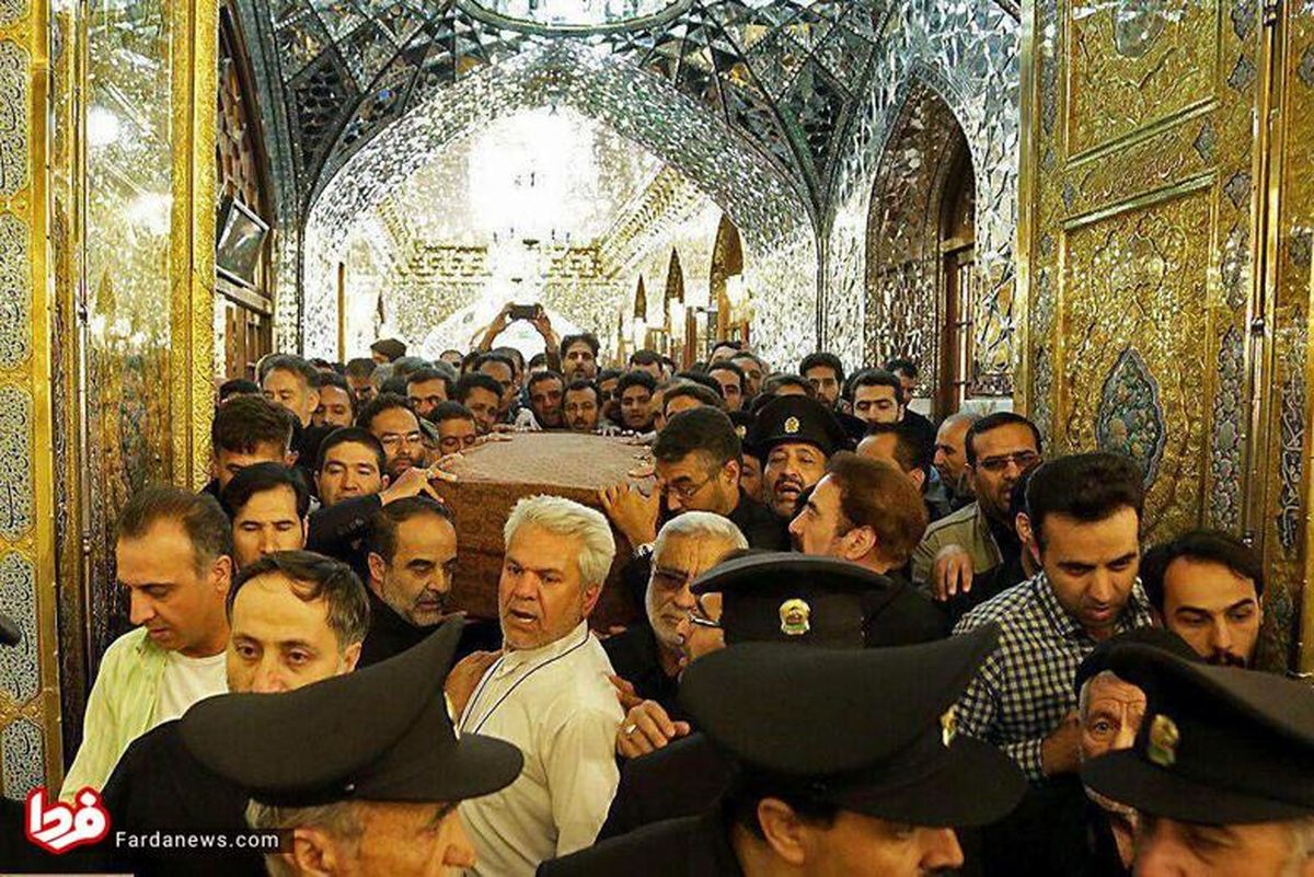 تصاویر: طواف پیکر شهید حججی در مرقد امام رضا(ع)