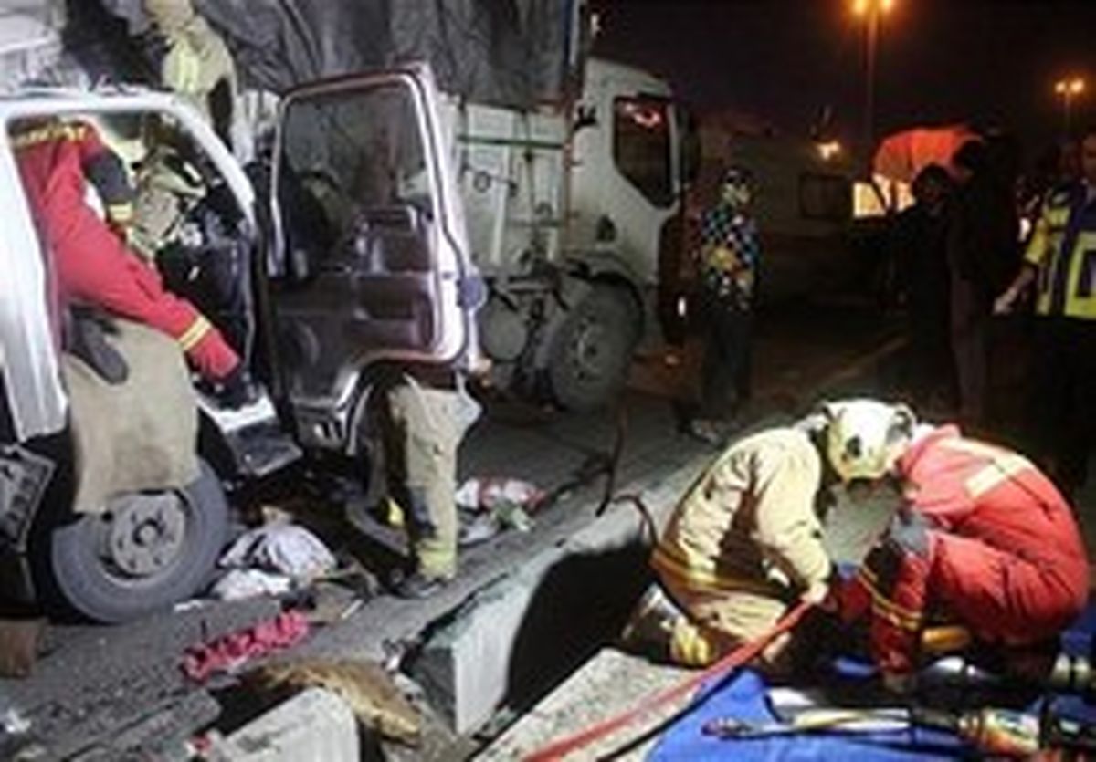 تصادف شدید شبانه کامیون‌ها در تهران +تصاویر