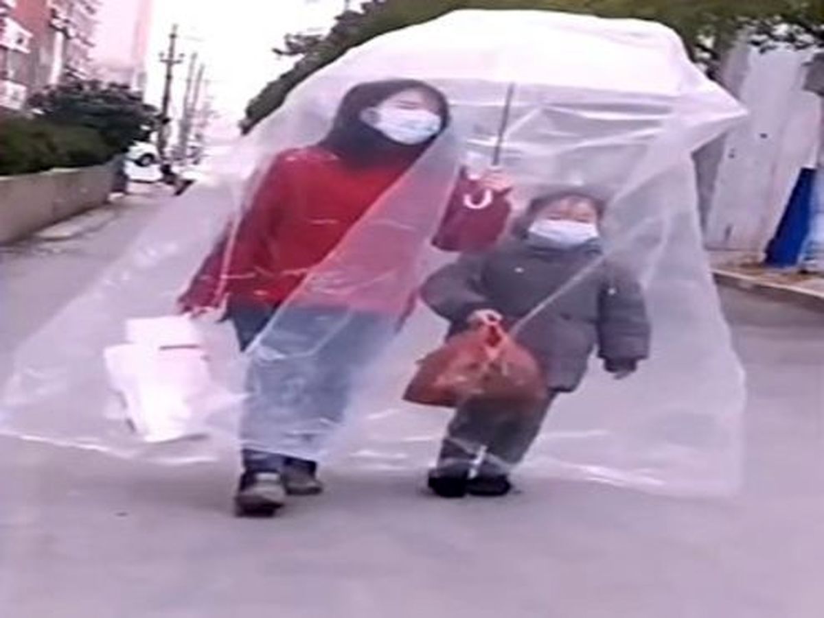 ابتکار یک مادر و دختر برای مصون ماندن از کرونا +عکس و فیلم