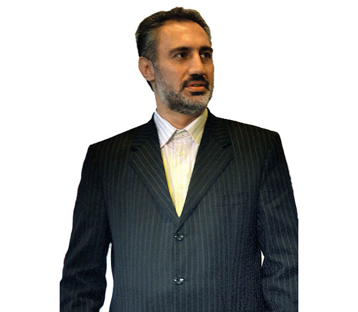 آریا را چه کسی به مشایی معرفی کرد؟