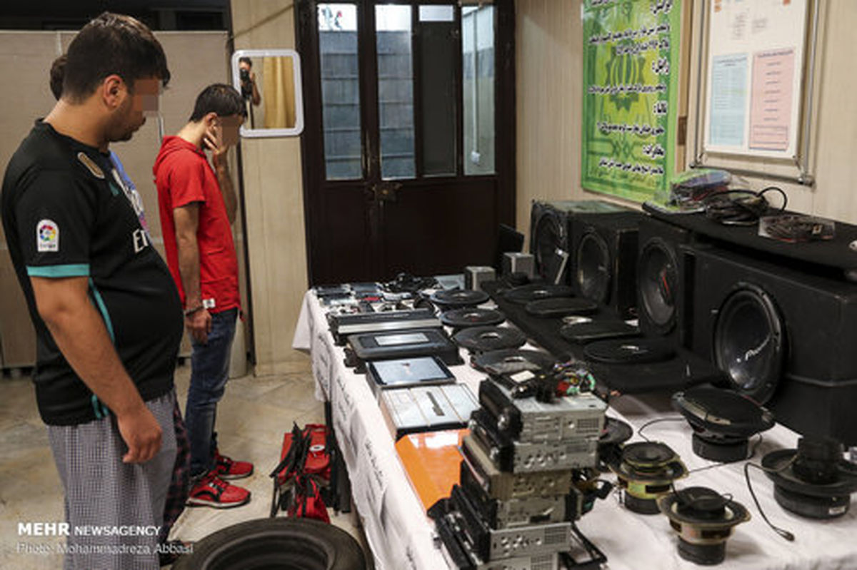 تصاویر: بازداشت ۵ سارق لوازم خودرو در محله گاندی تهران